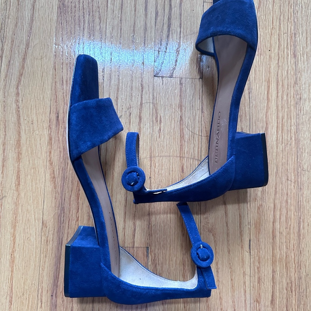 New no box Bernardo blue suede ankle strap flat sandals size 6